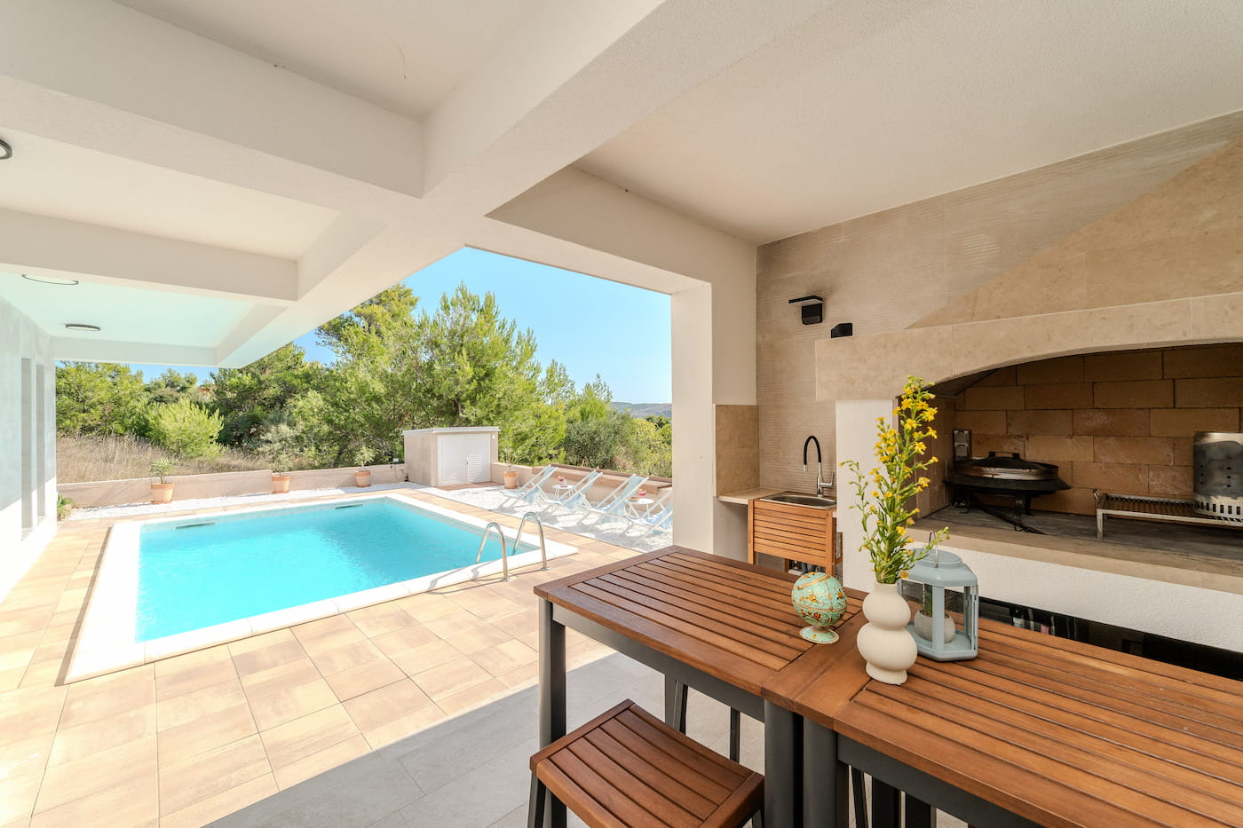 Outdoor dining and barbecue area