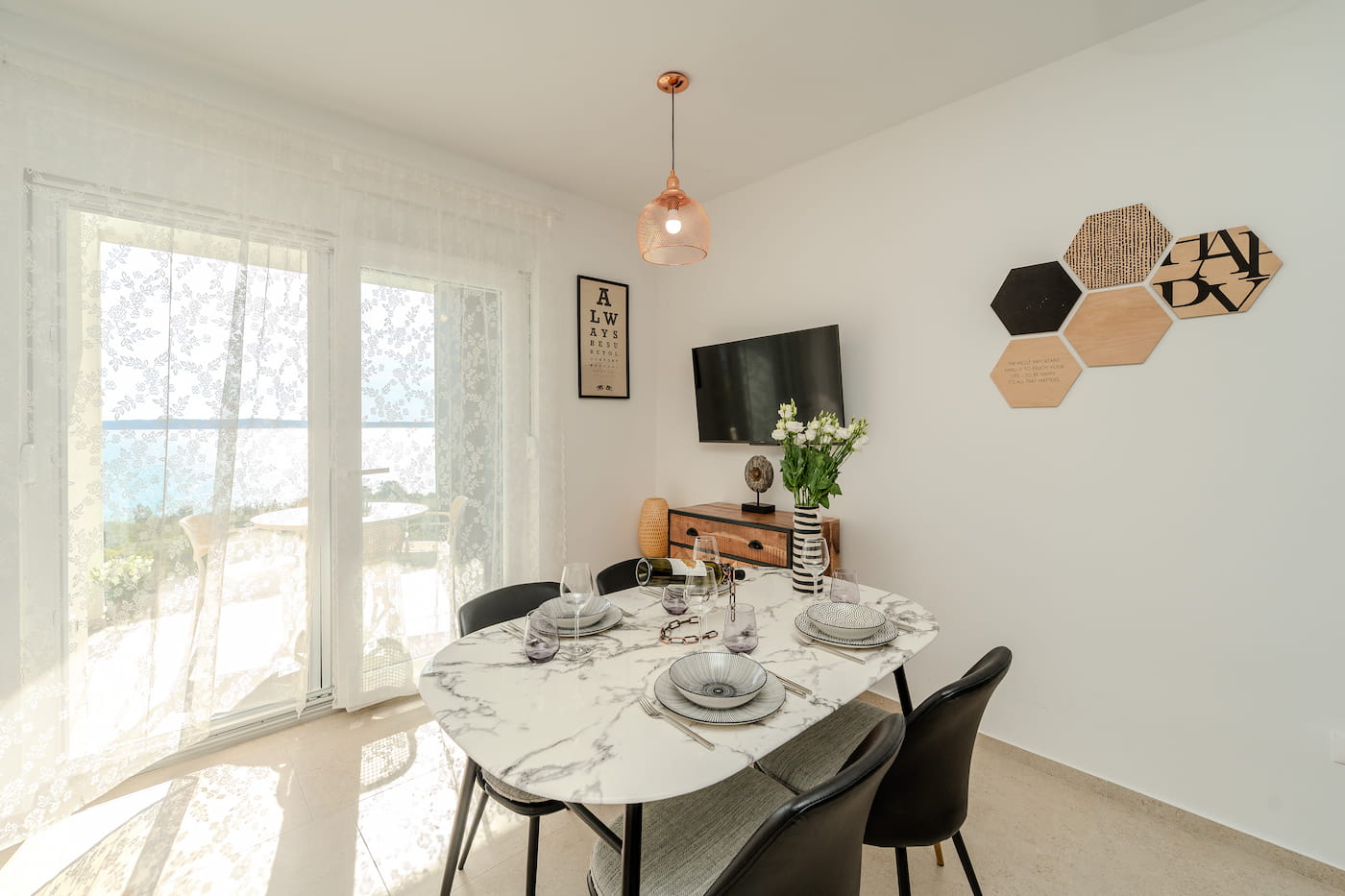 Apartment Nina dining area with sea view